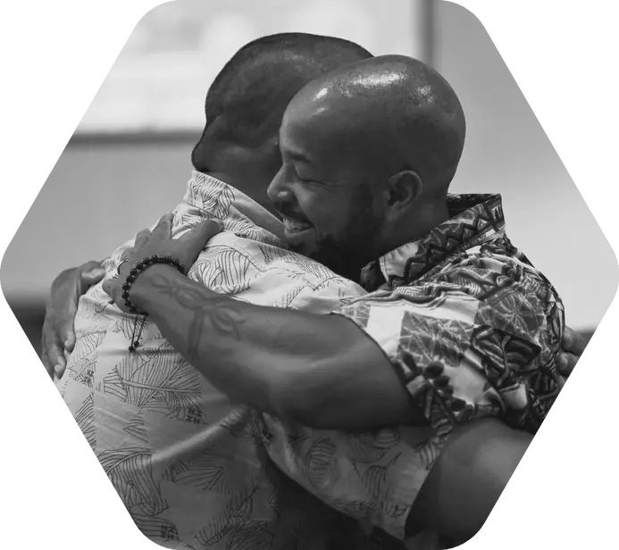 Dois homens se abraçando